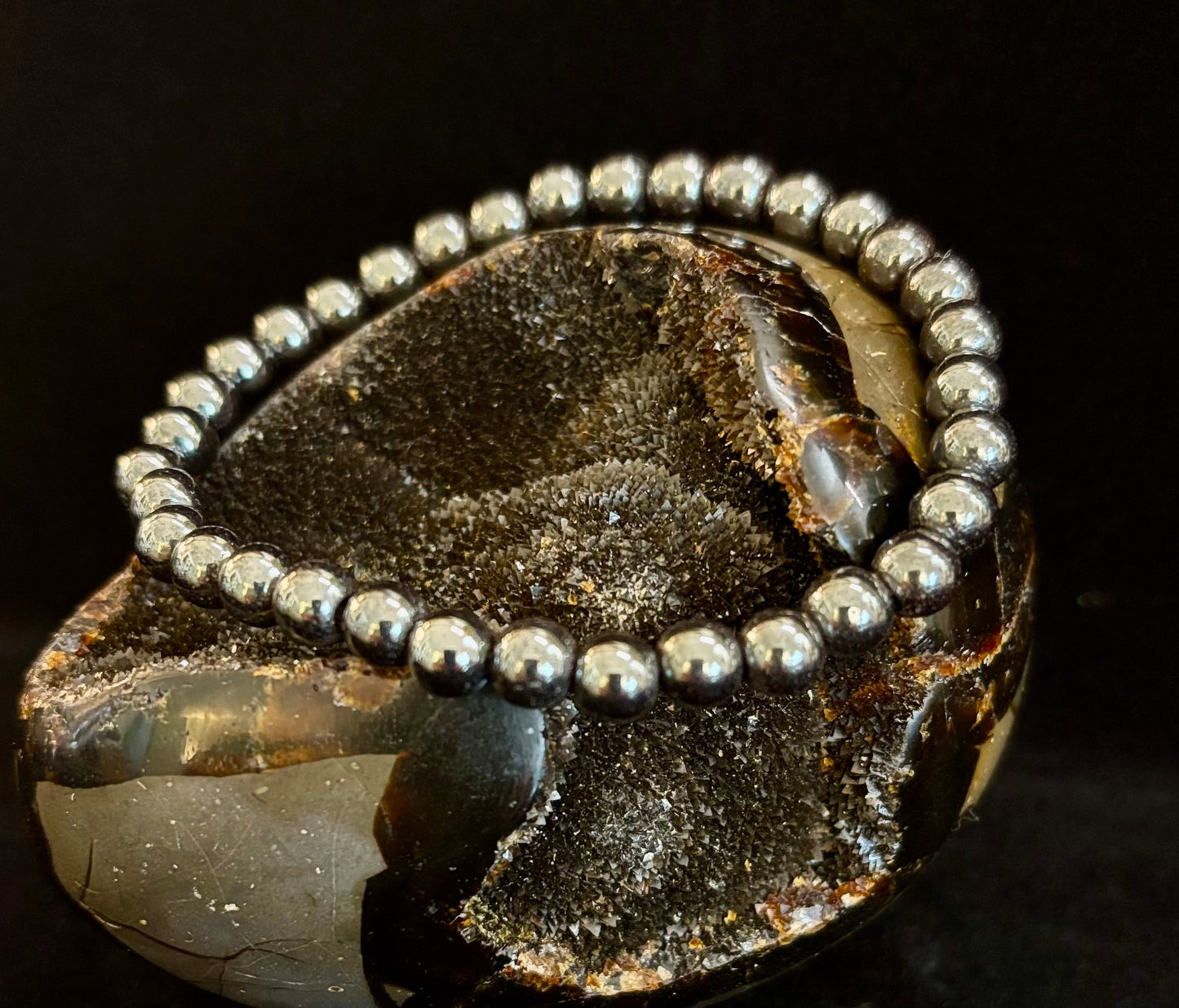 Hematite Grounding & Protection Bracelet β Root Chakra Healing Stone for Confidence, Clarity & Stability (6mm, 8mm, 10mm Options)