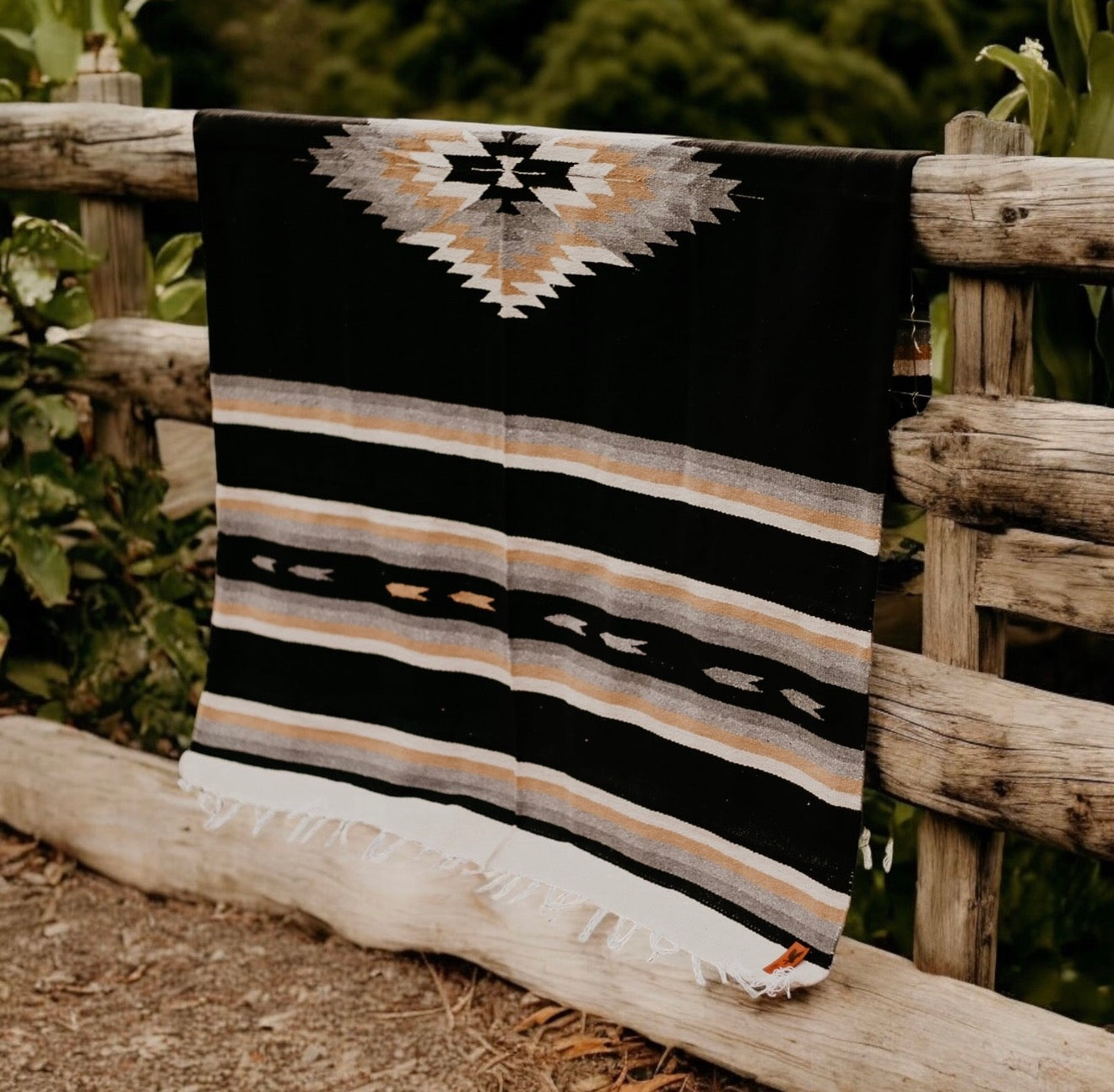 La Paz Southwestern Blanket – Black